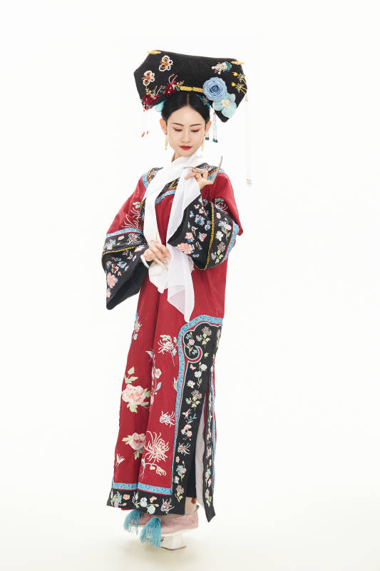 白色背景下穿着中国清朝宫廷服饰的少女