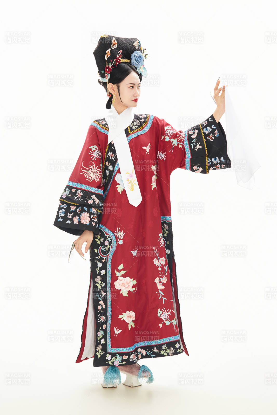 白色背景下穿著中國清朝宮廷服飾的少女