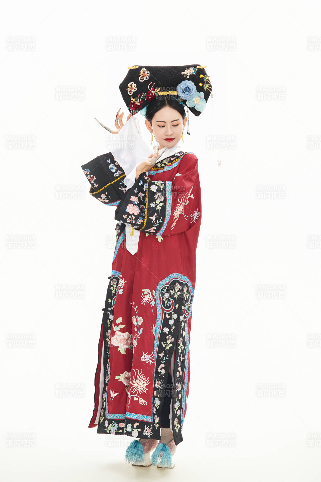 白色背景下穿着中国清朝宫廷服饰的少女
