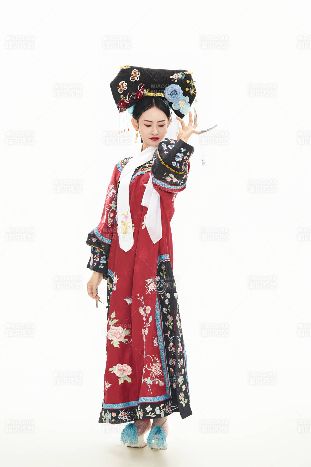 白色背景下穿着中国清朝宫廷服饰的少女