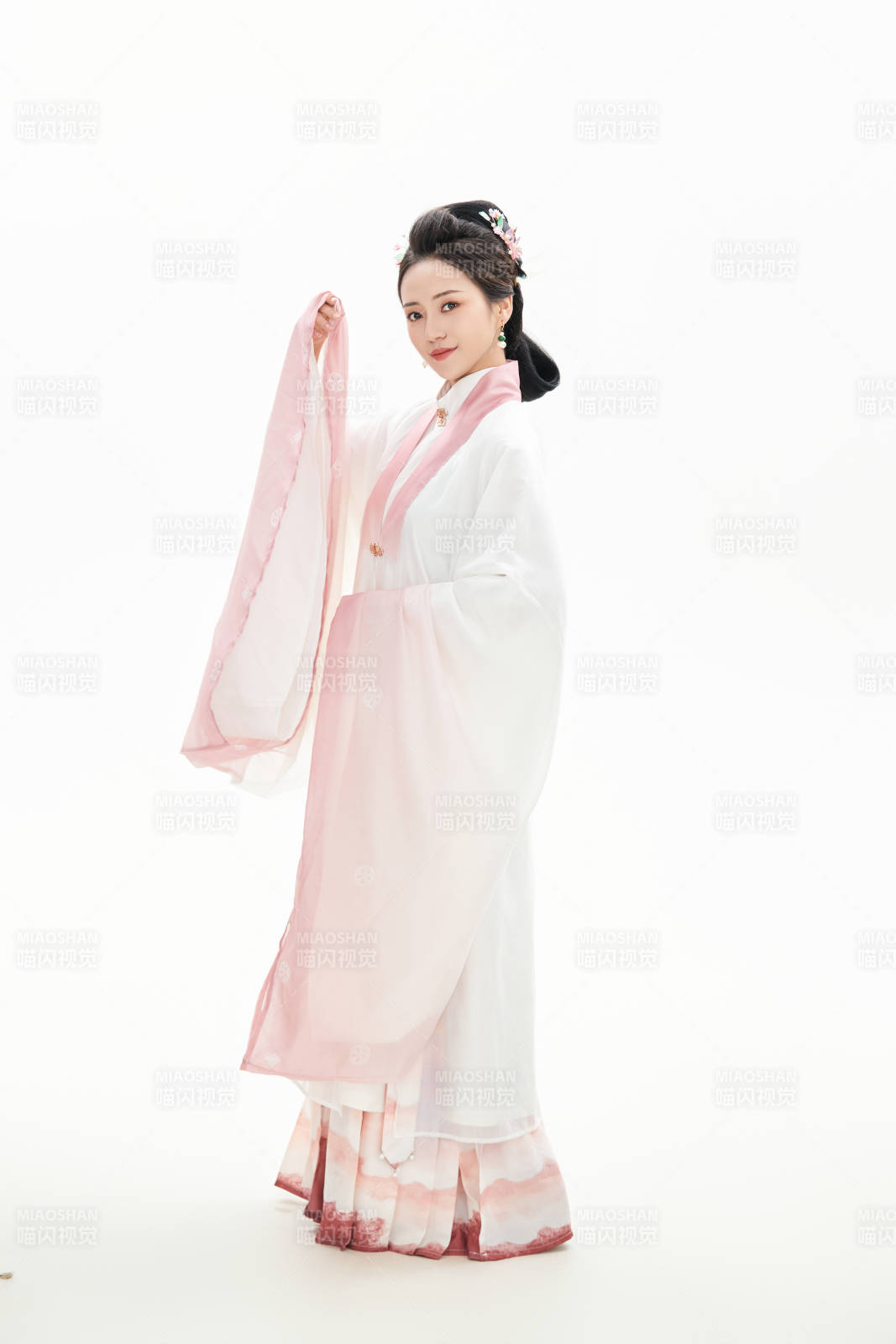白色背景下穿着魏晋制汉服的少女
