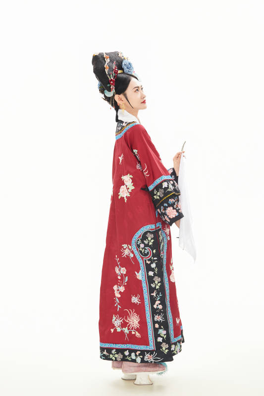 白色背景下穿着中国清朝宫廷服饰的少女