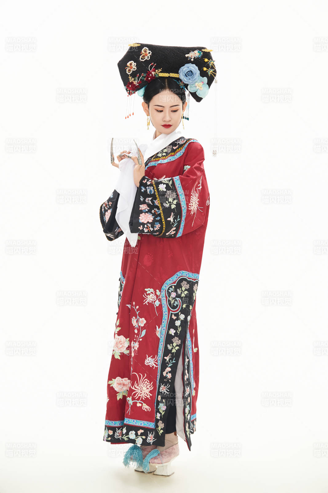 白色背景下穿着中国清朝宫廷服饰的少女