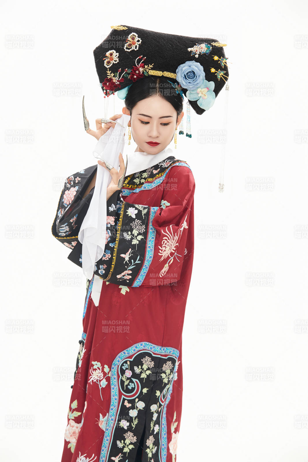 白色背景下穿着中国清朝宫廷服饰的少女