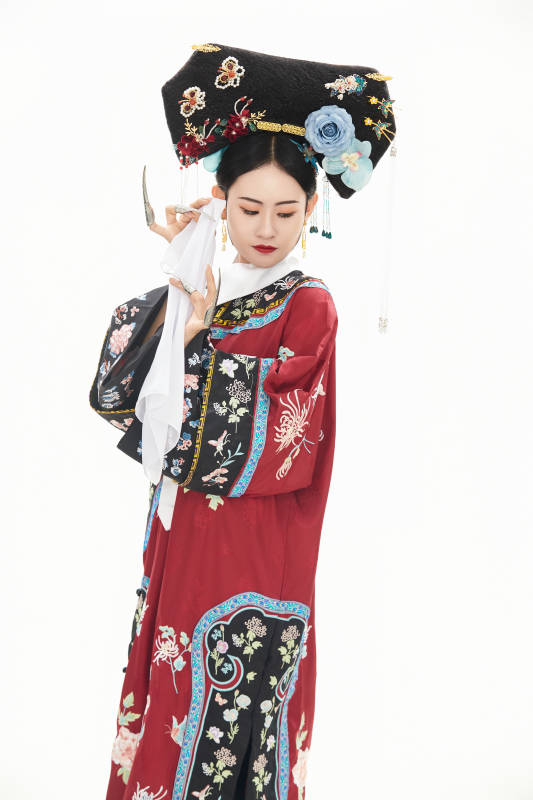 白色背景下穿着中国清朝宫廷服饰的少女