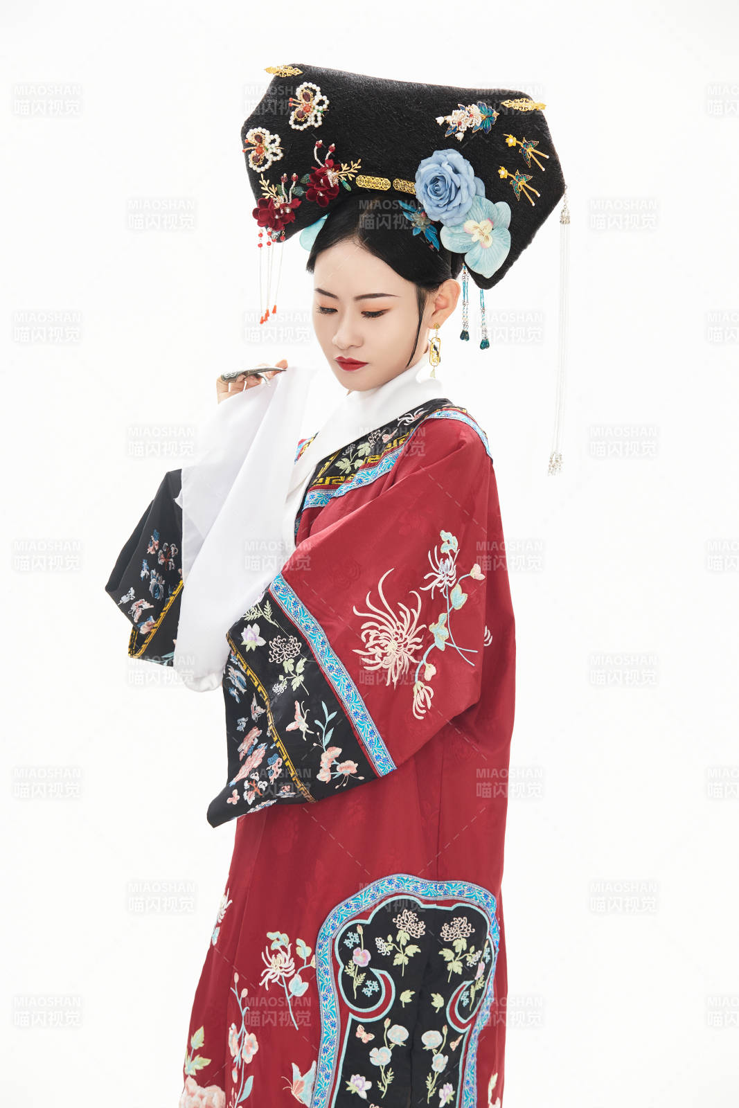 白色背景下穿着中国清朝宫廷服饰的少女