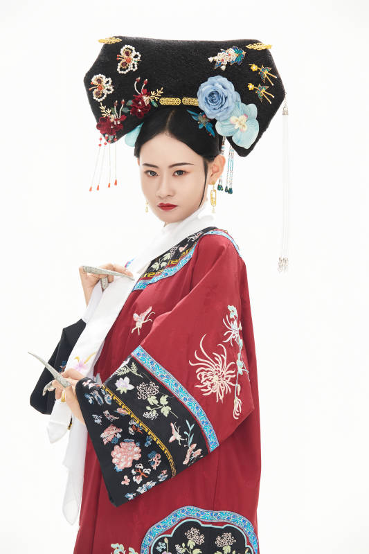 白色背景下穿着中国清朝宫廷服饰的少女
