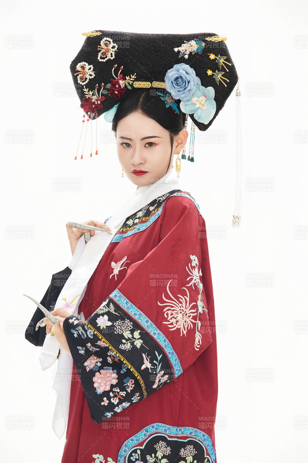 白色背景下穿着中国清朝宫廷服饰的少女