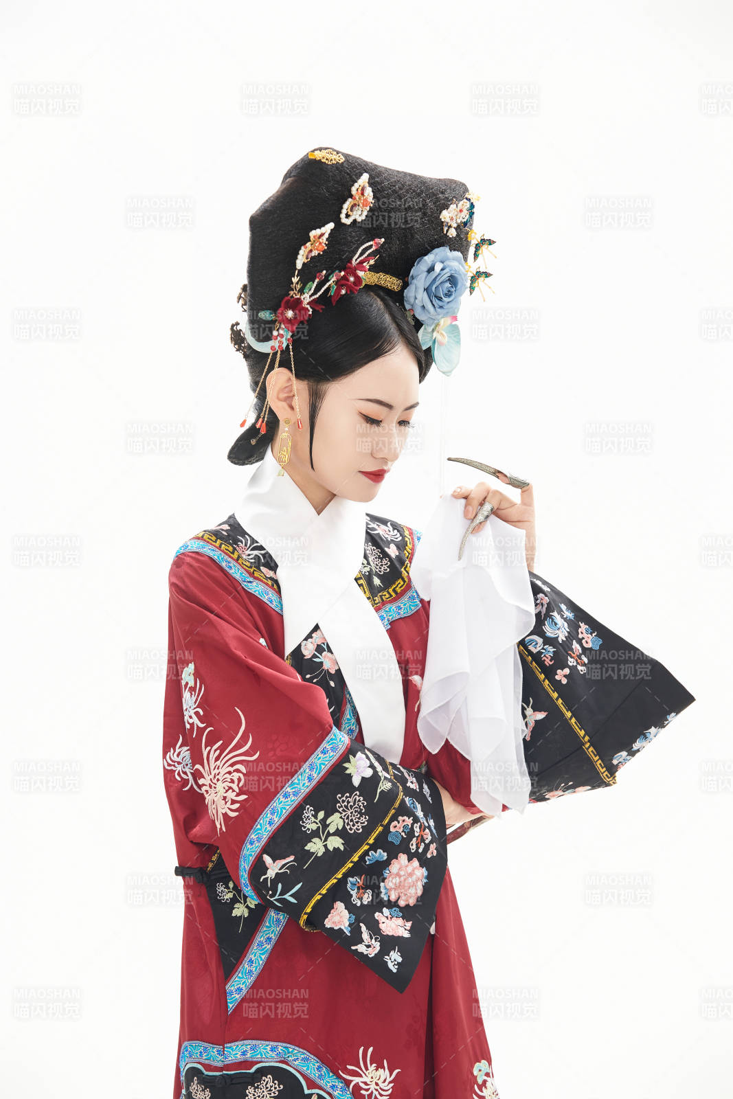 白色背景下穿着中国清朝宫廷服饰的少女