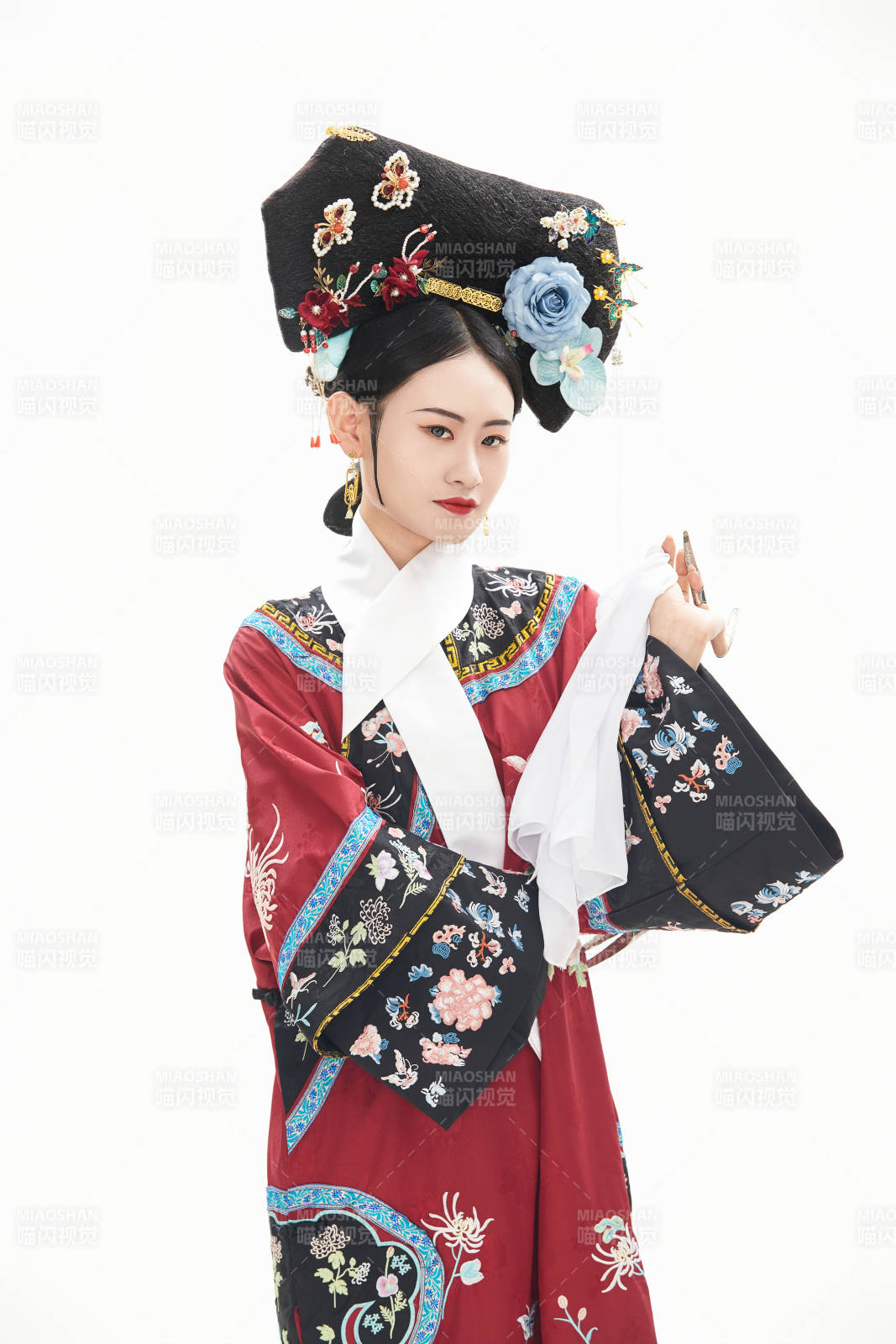 白色背景下穿着中国清朝宫廷服饰的少女