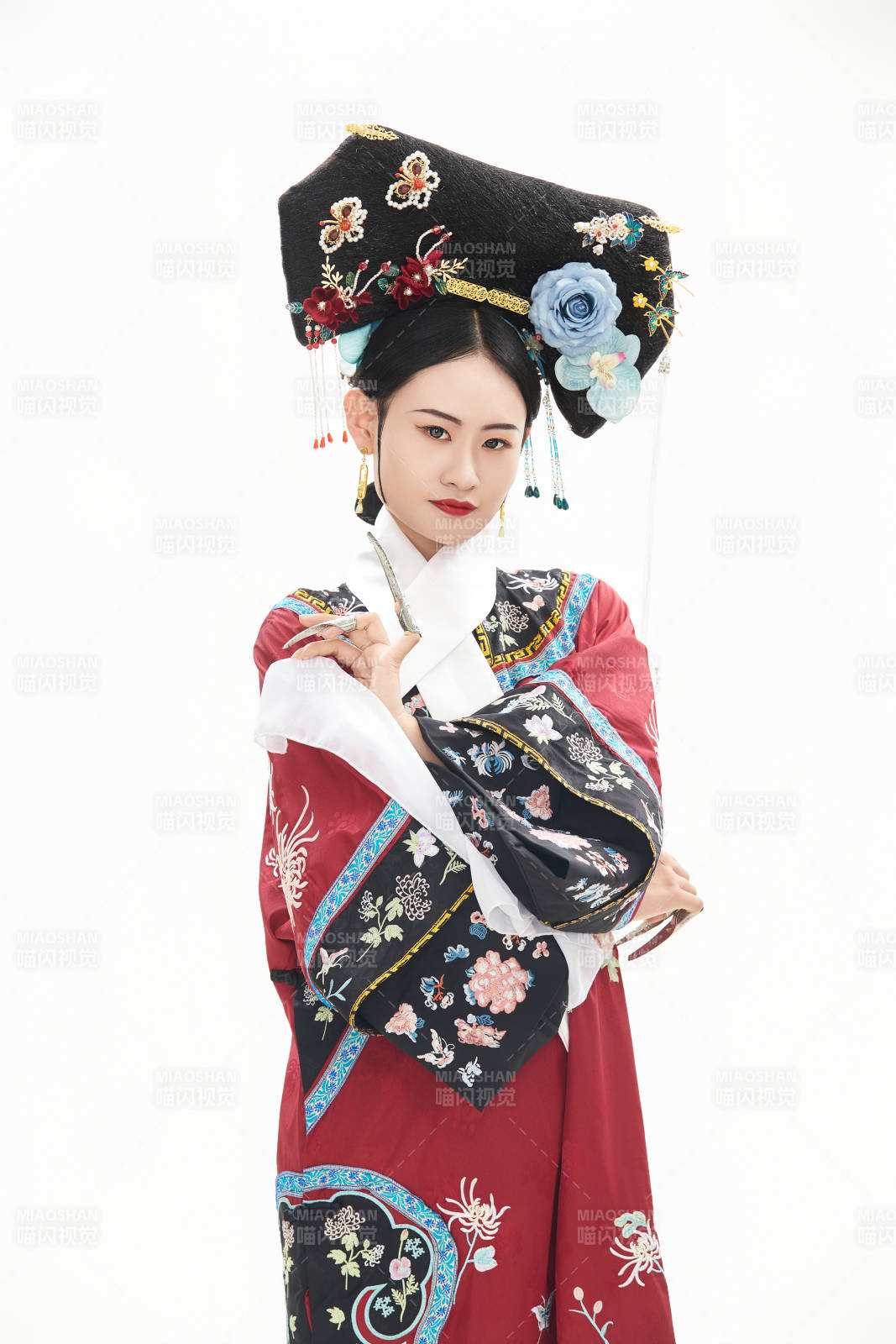白色背景下穿着中国清朝宫廷服饰的少女