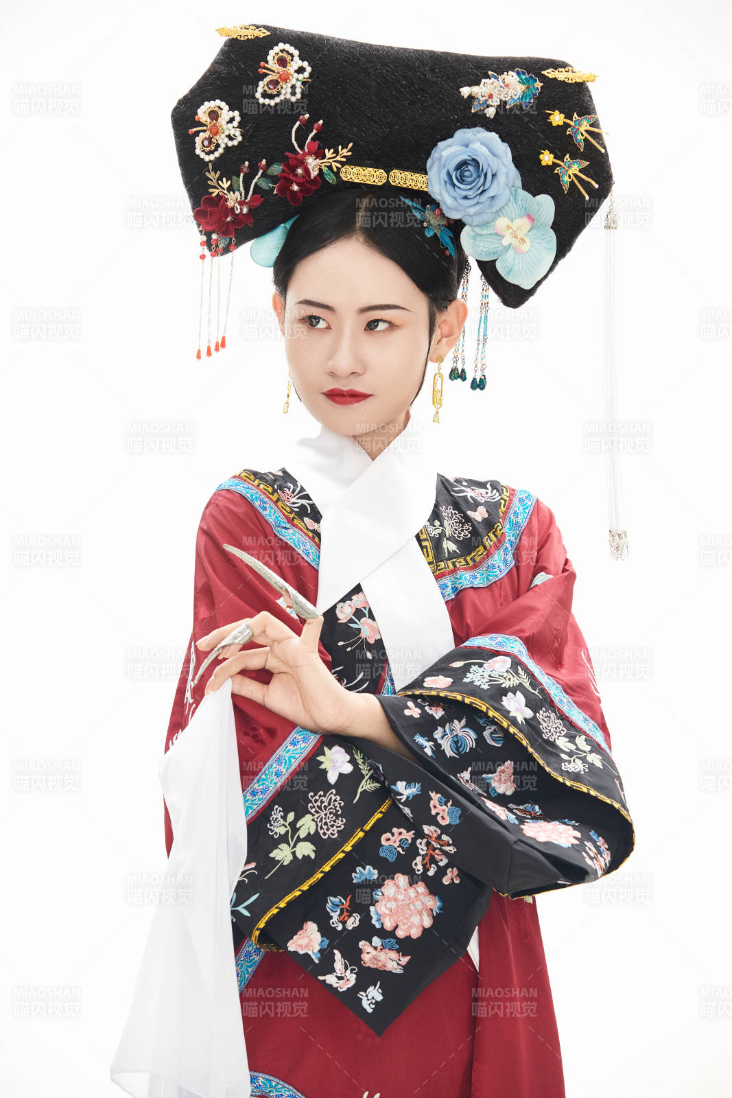 白色背景下穿着中国清朝宫廷服饰的少女