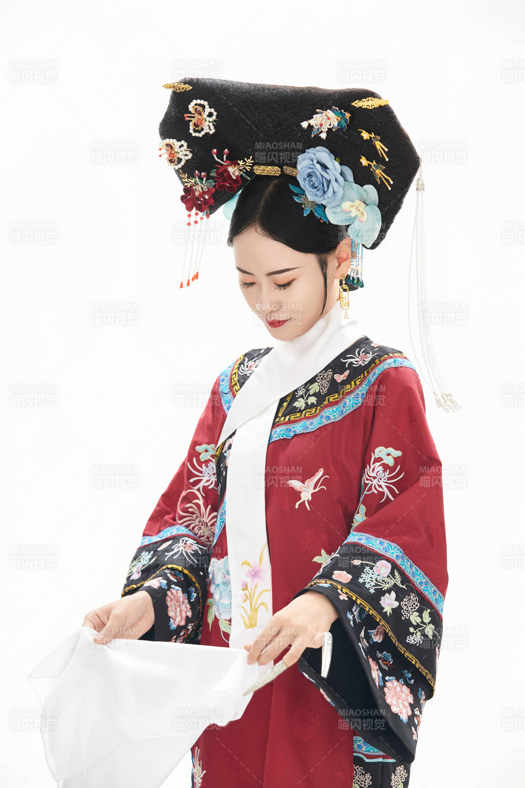 白色背景下穿着中国清朝宫廷服饰的少女
