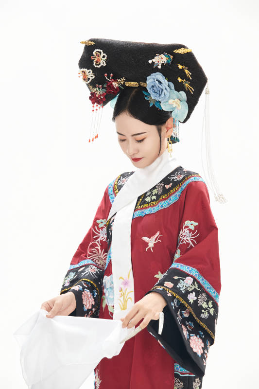 白色背景下穿着中国清朝宫廷服饰的少女