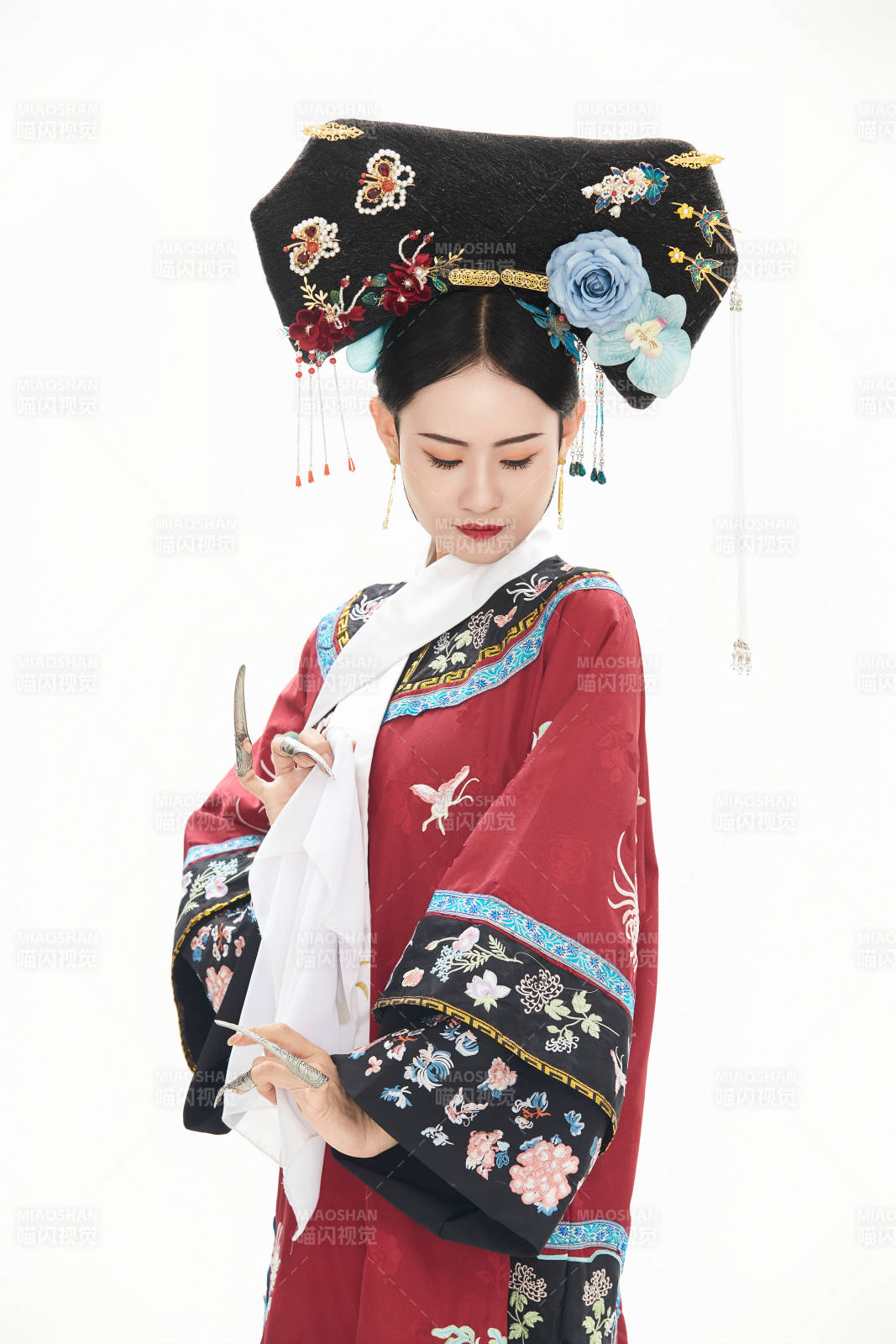 白色背景下穿着中国清朝宫廷服饰的少女