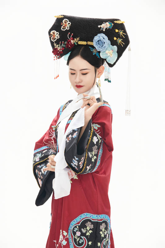 白色背景下穿着中国清朝宫廷服饰的少女