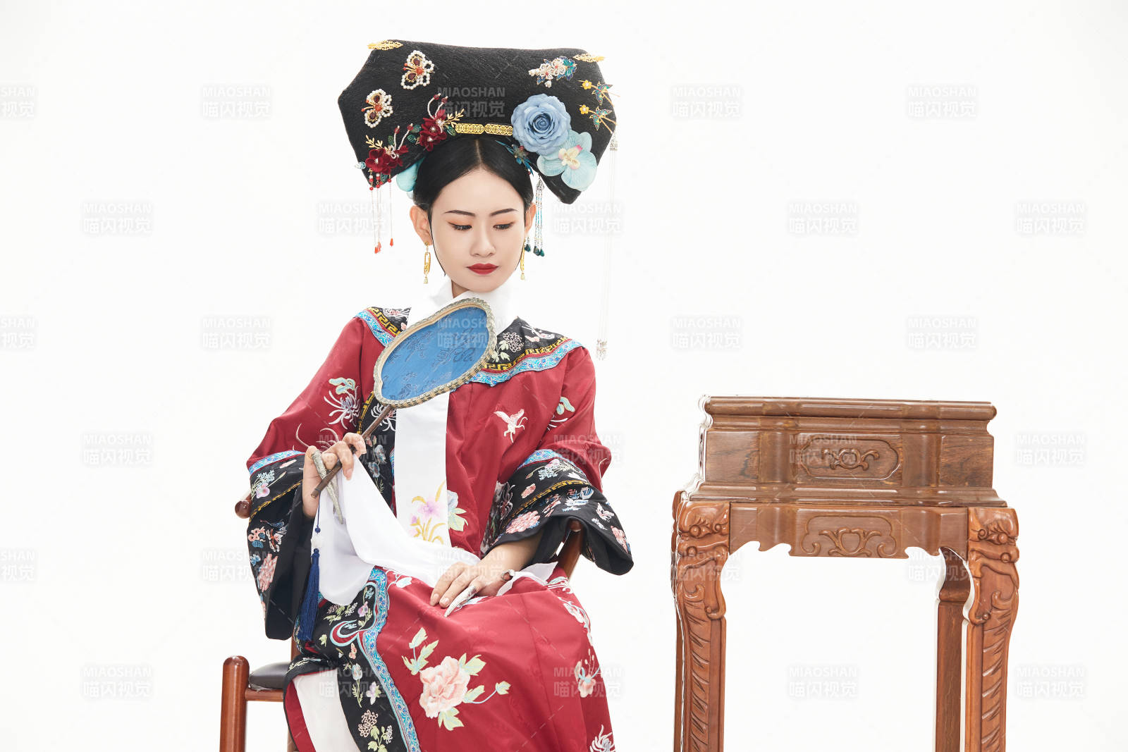 白色背景下穿着中国清朝宫廷服饰的少女图片