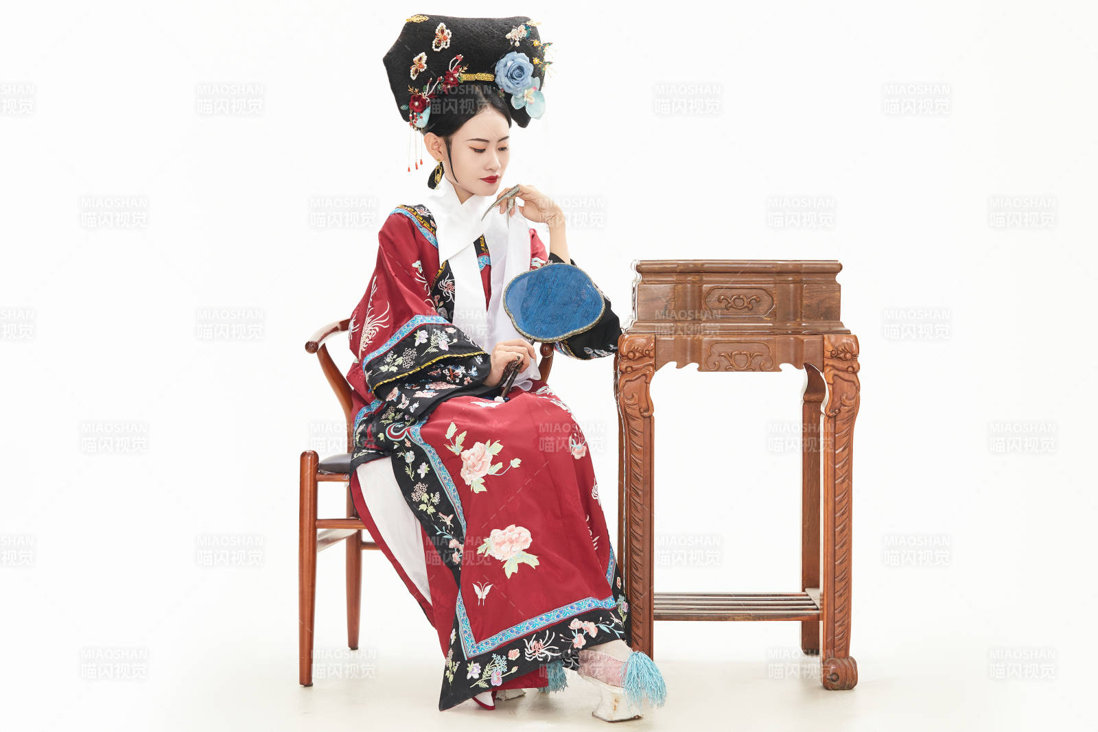 白色背景下穿着中国清朝宫廷服饰的少女