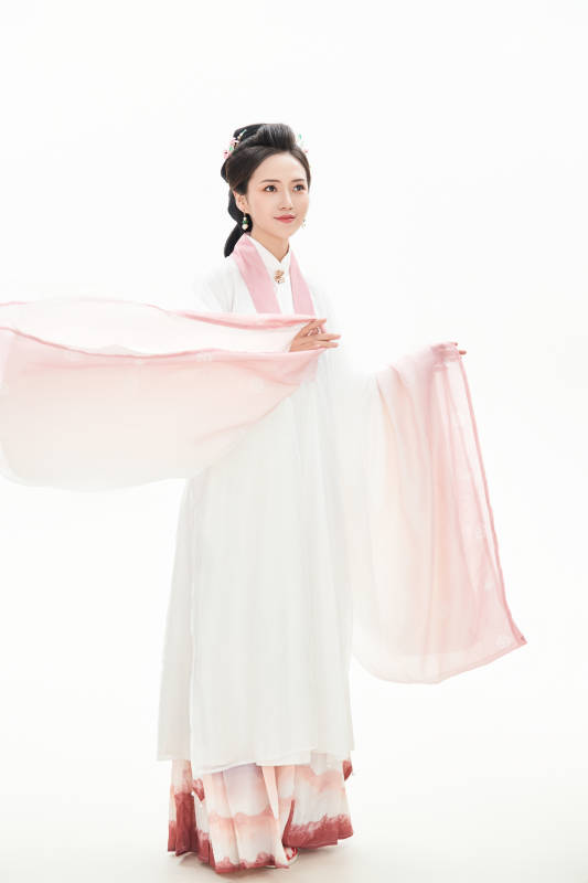 白色背景下穿着魏晋制汉服的少女