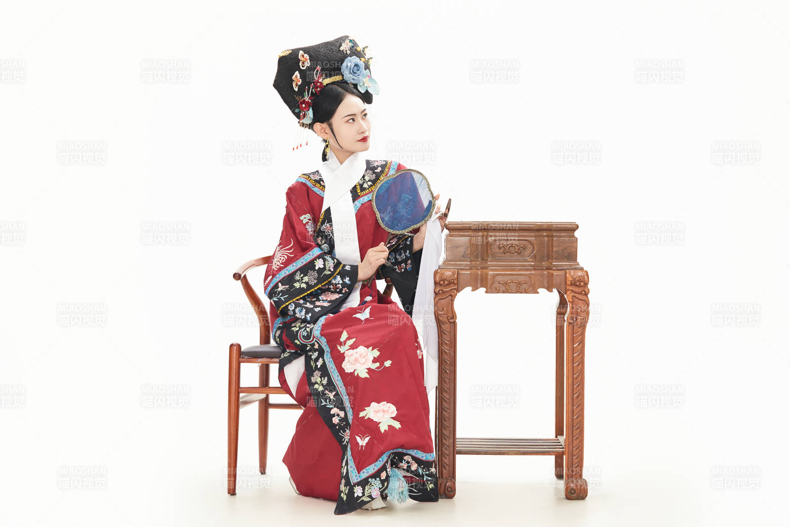 白色背景下穿着中国清朝宫廷服饰的少女图片