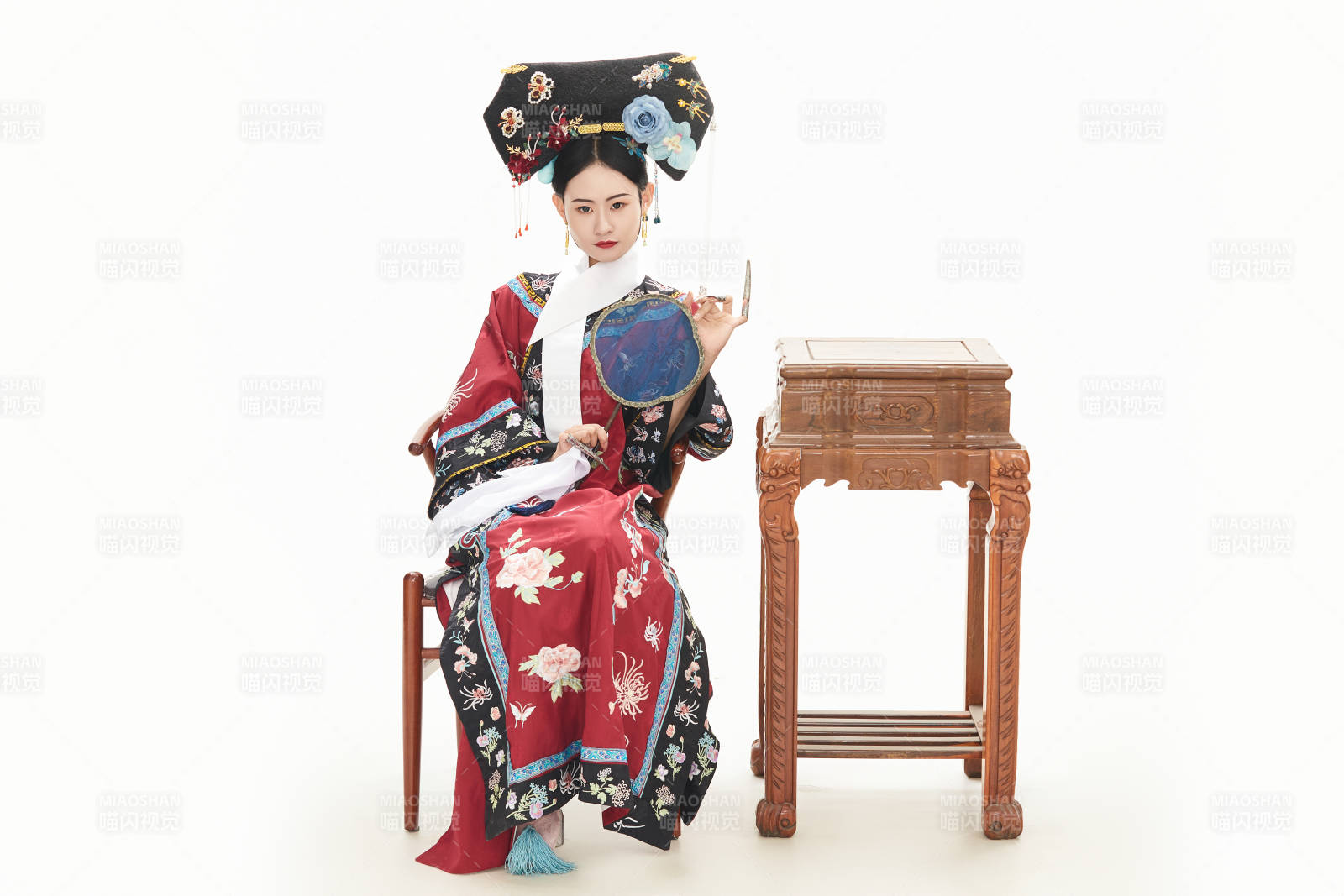 白色背景下穿着中国清朝宫廷服饰的少女图片