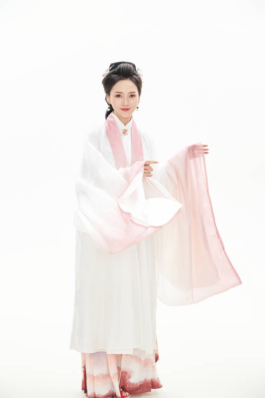 白色背景下穿着魏晋制汉服的少女