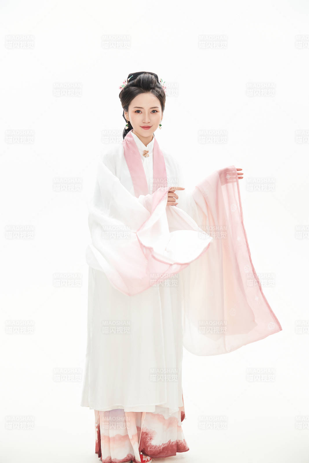 白色背景下穿著魏晉制漢服的少女