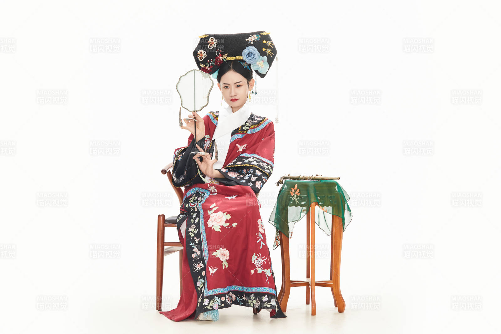 白色背景下穿着中国清朝宫廷服饰的少女