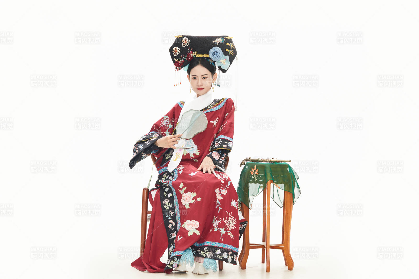 白色背景下穿著中國清朝宮廷服飾的少女