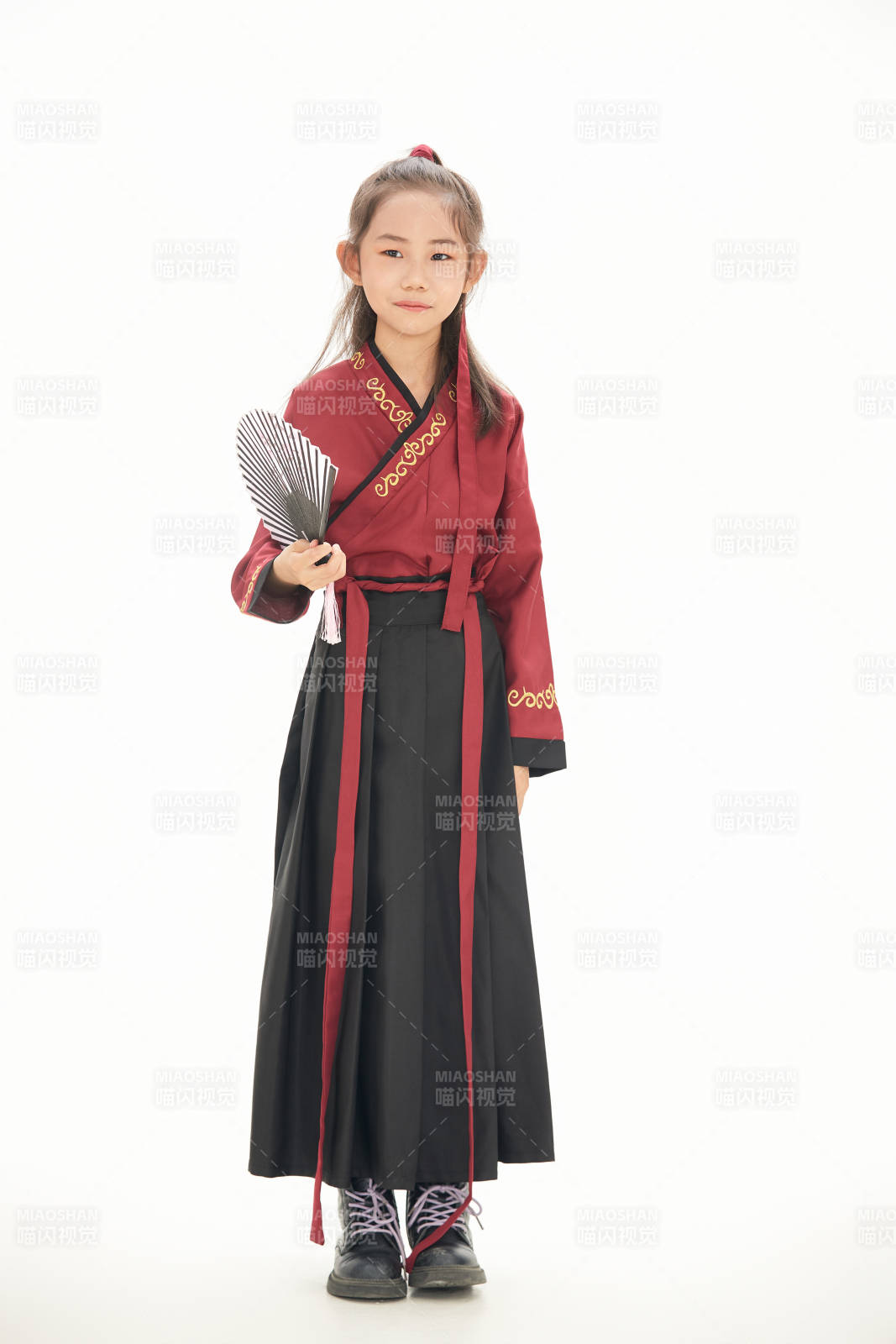 白色背景下穿着魏晋制汉服的女童