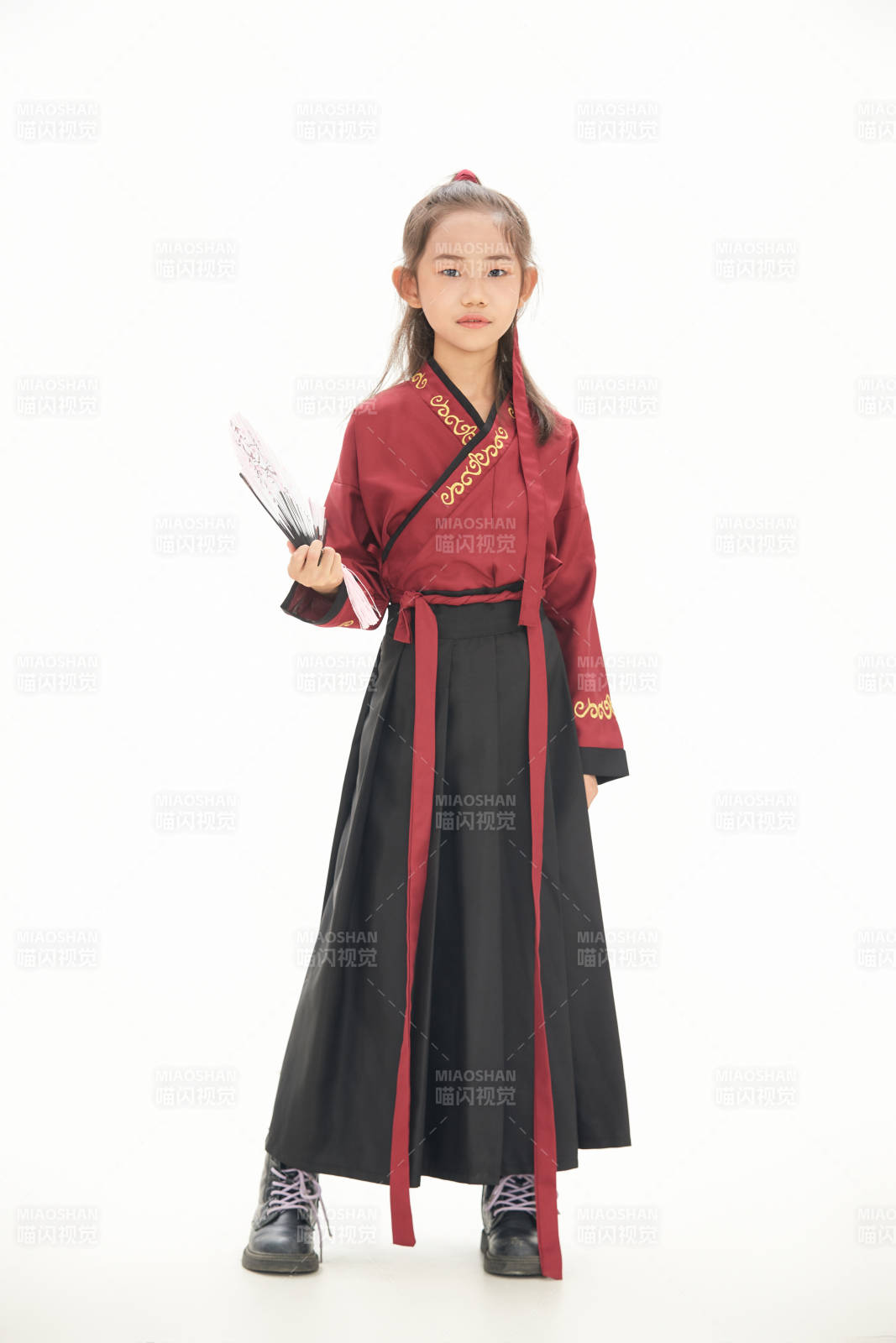白色背景下穿着魏晋制汉服的女童