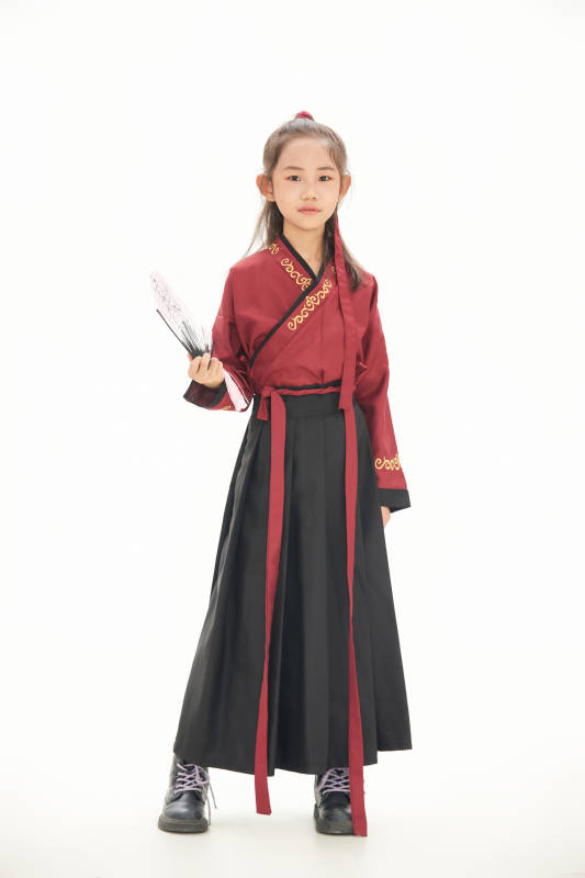 白色背景下穿着魏晋制汉服的女童