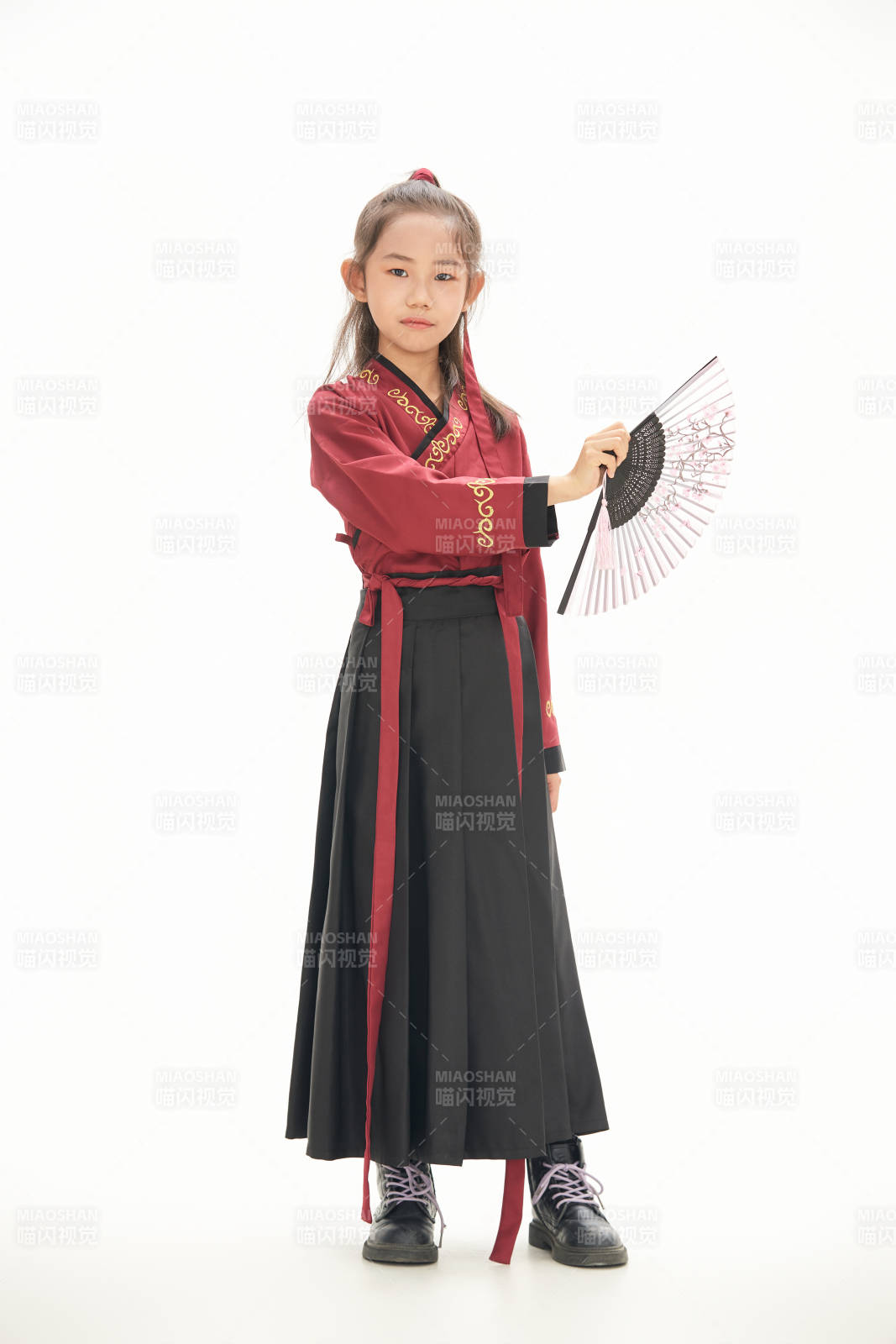 白色背景下穿着魏晋制汉服的女童