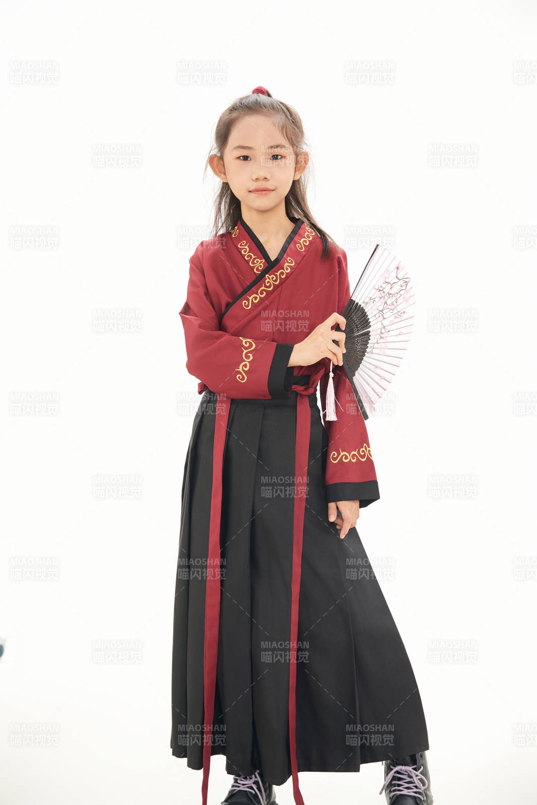 白色背景下穿着魏晋制汉服的女童