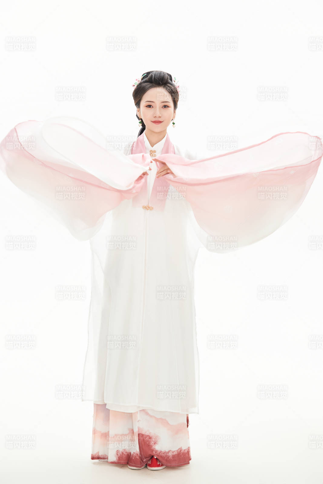 白色背景下穿著魏晉制漢服的少女