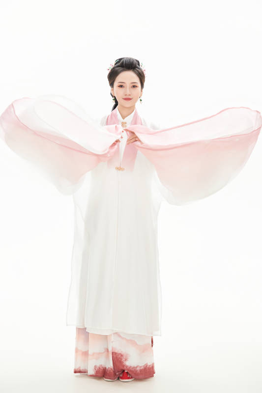 白色背景下穿着魏晋制汉服的少女