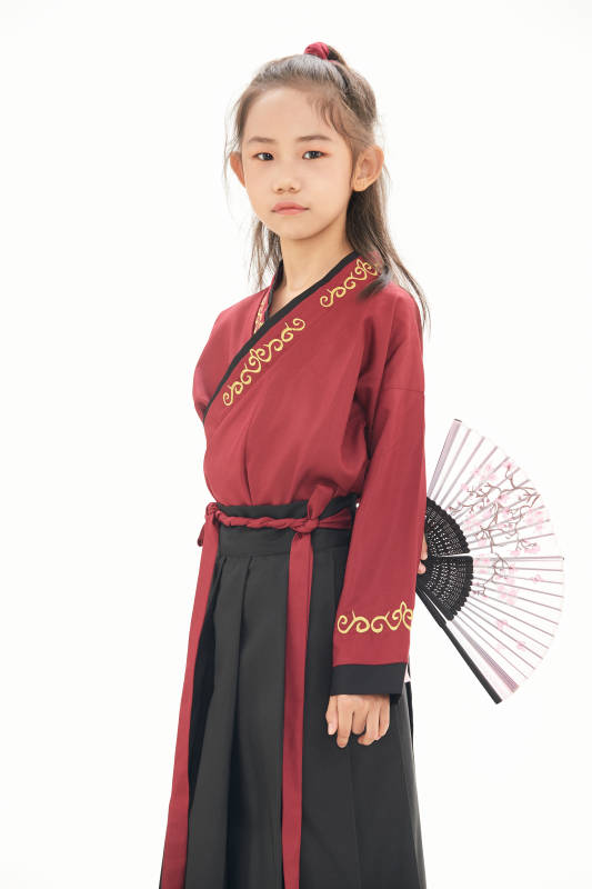 白色背景下穿着魏晋制汉服的女童