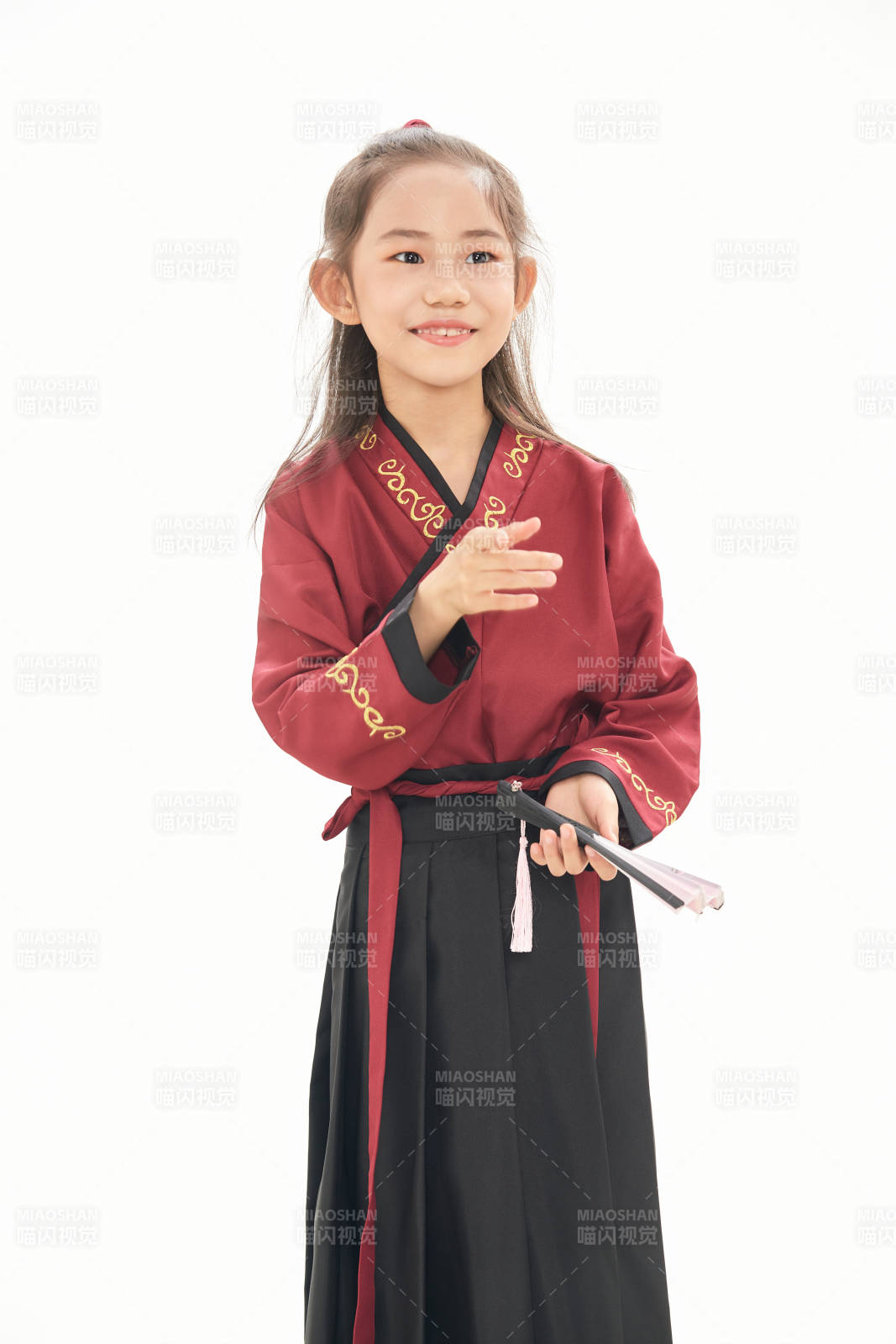白色背景下穿着魏晋制汉服的女童