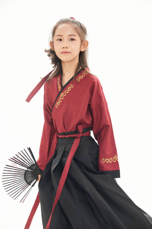 白色背景下穿着魏晋制汉服的女童