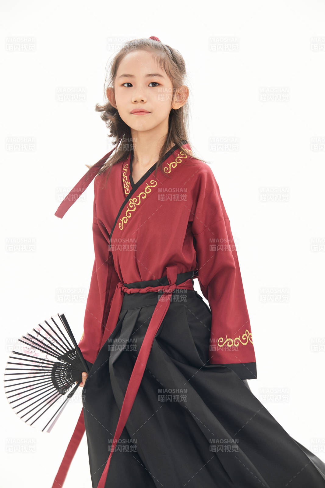 白色背景下穿着魏晋制汉服的女童