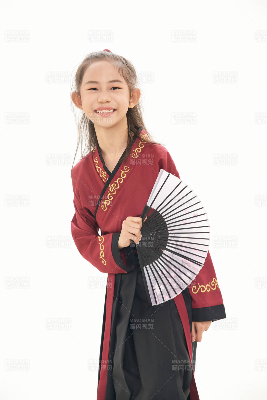 白色背景下穿着魏晋制汉服的女童