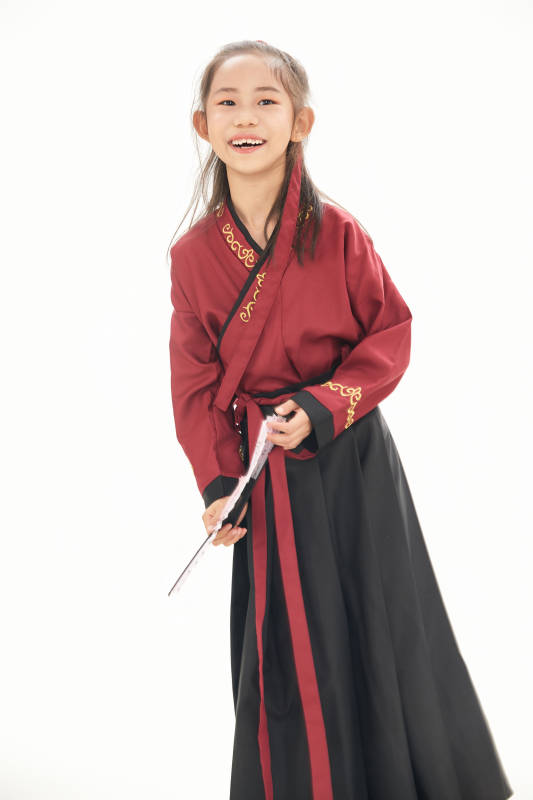 白色背景下穿着魏晋制汉服的女童