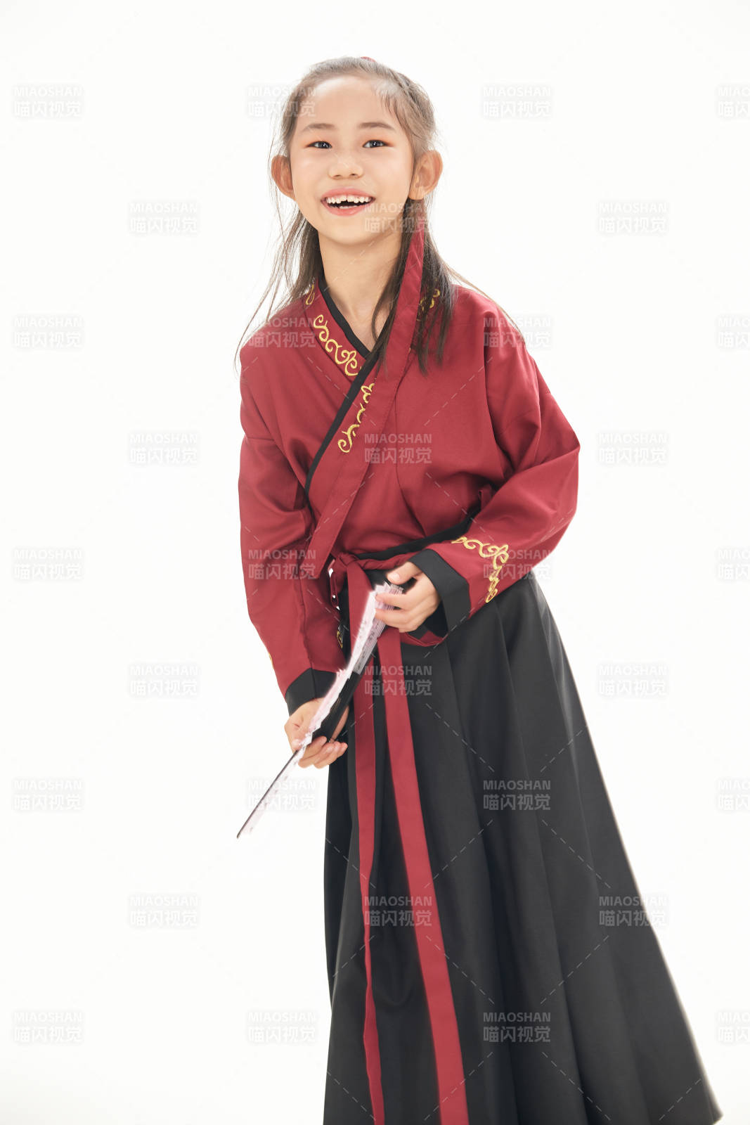 白色背景下穿着魏晋制汉服的女童