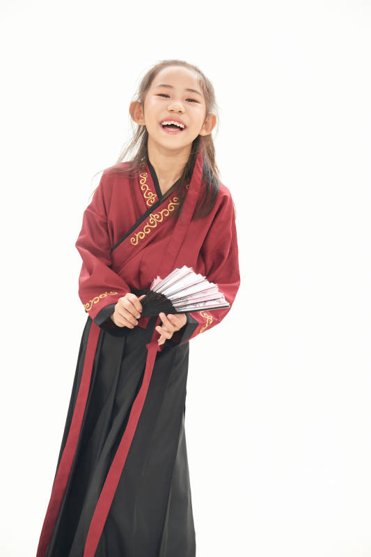 白色背景下穿着魏晋制汉服的女童