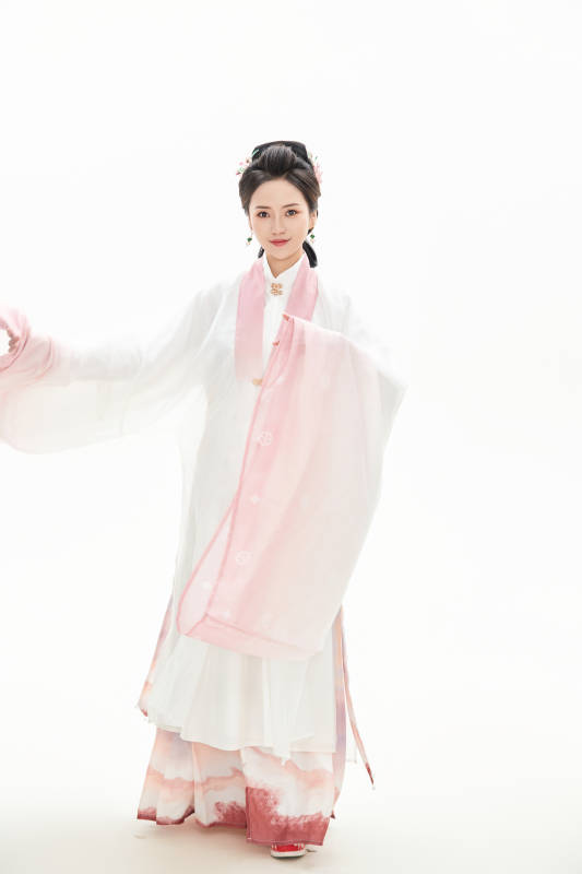 白色背景下穿着魏晋制汉服的少女