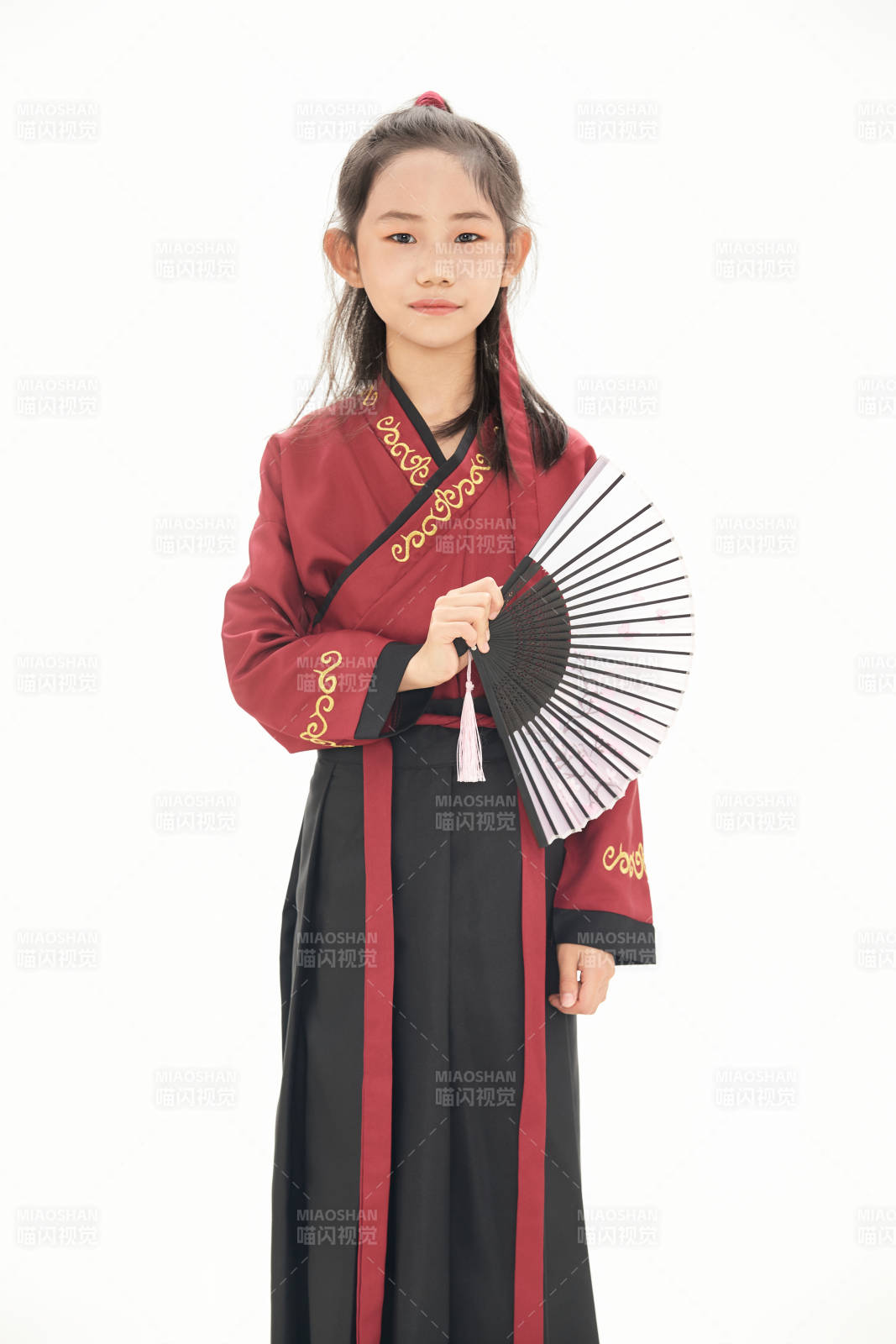 白色背景下穿着魏晋制汉服的女童