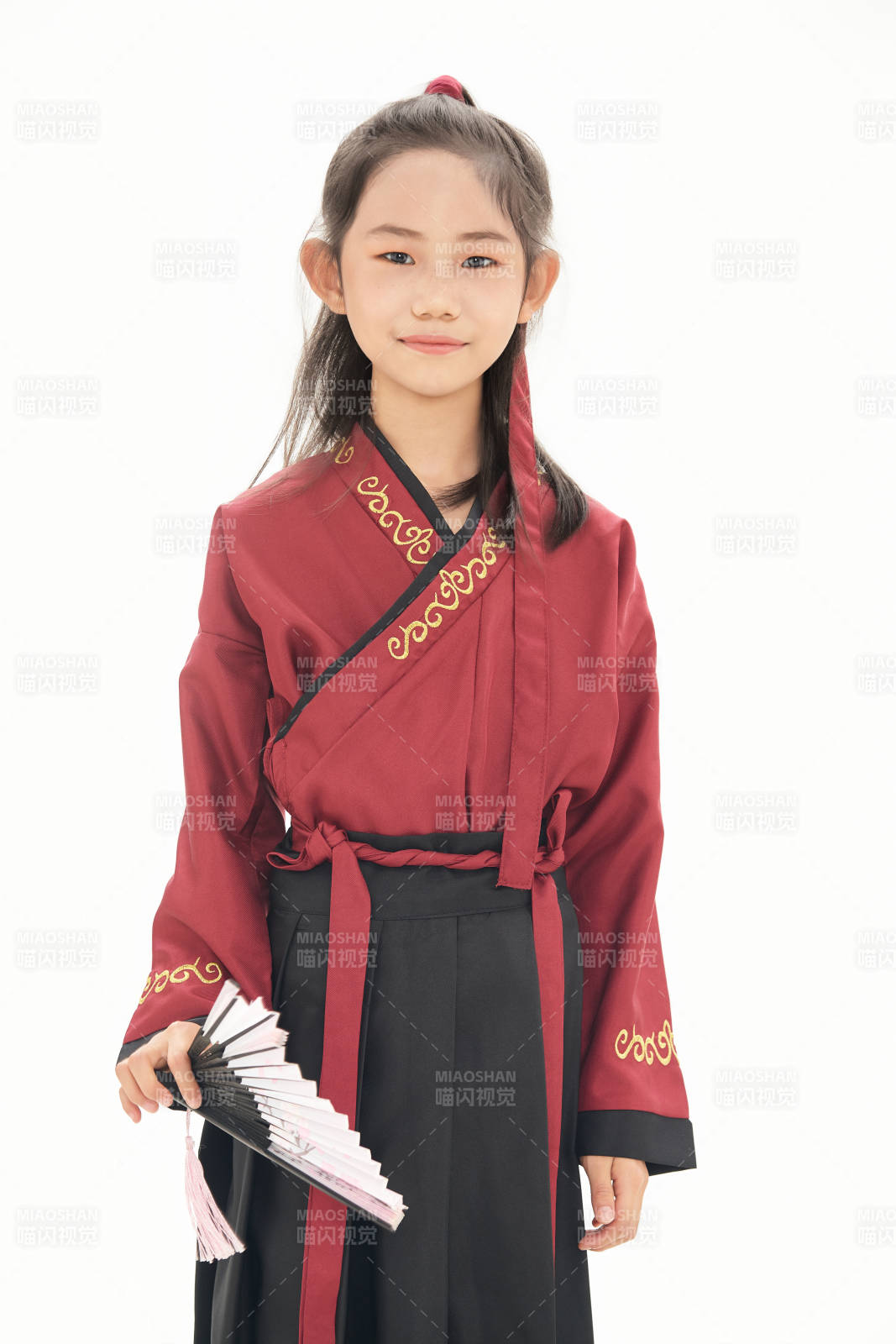 白色背景下穿着魏晋制汉服的女童