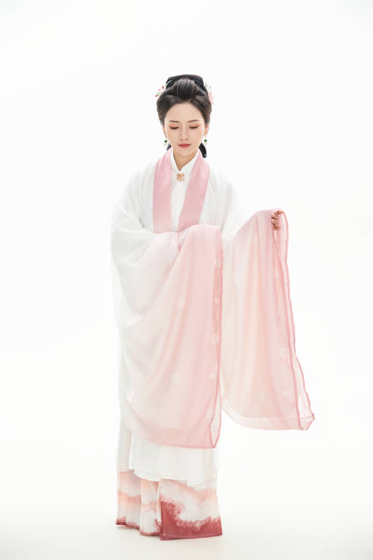 白色背景下穿着魏晋制汉服的少女