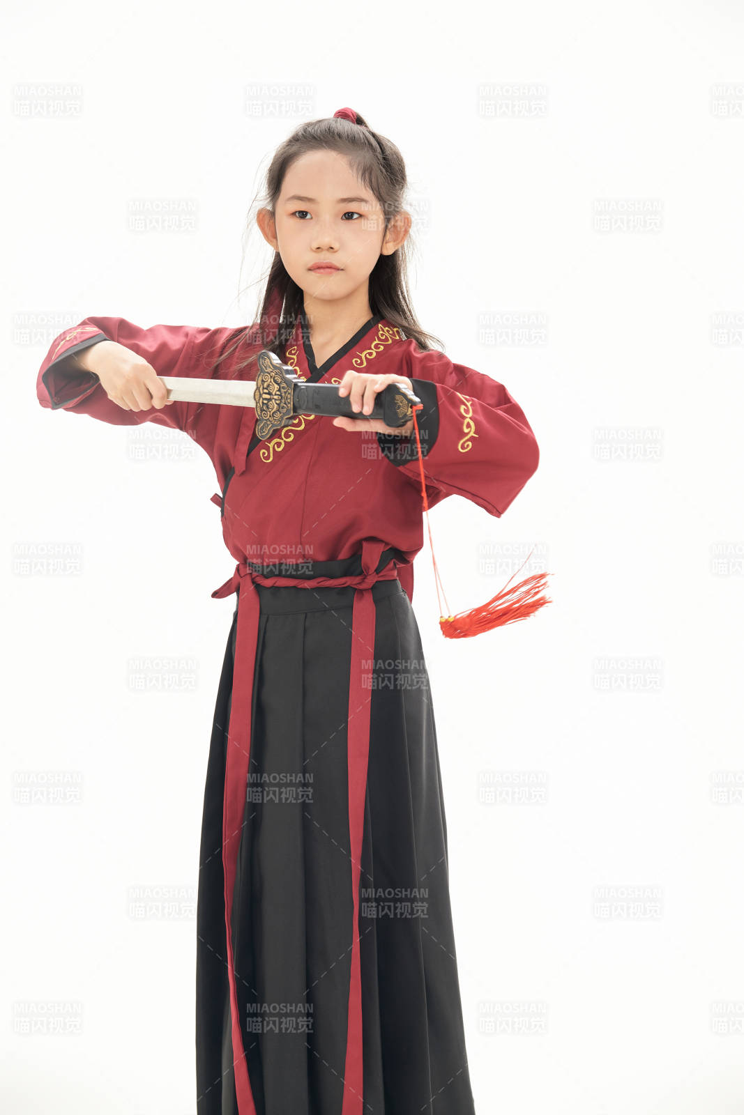 白色背景里的活泼可爱的中国小女孩,儿童,