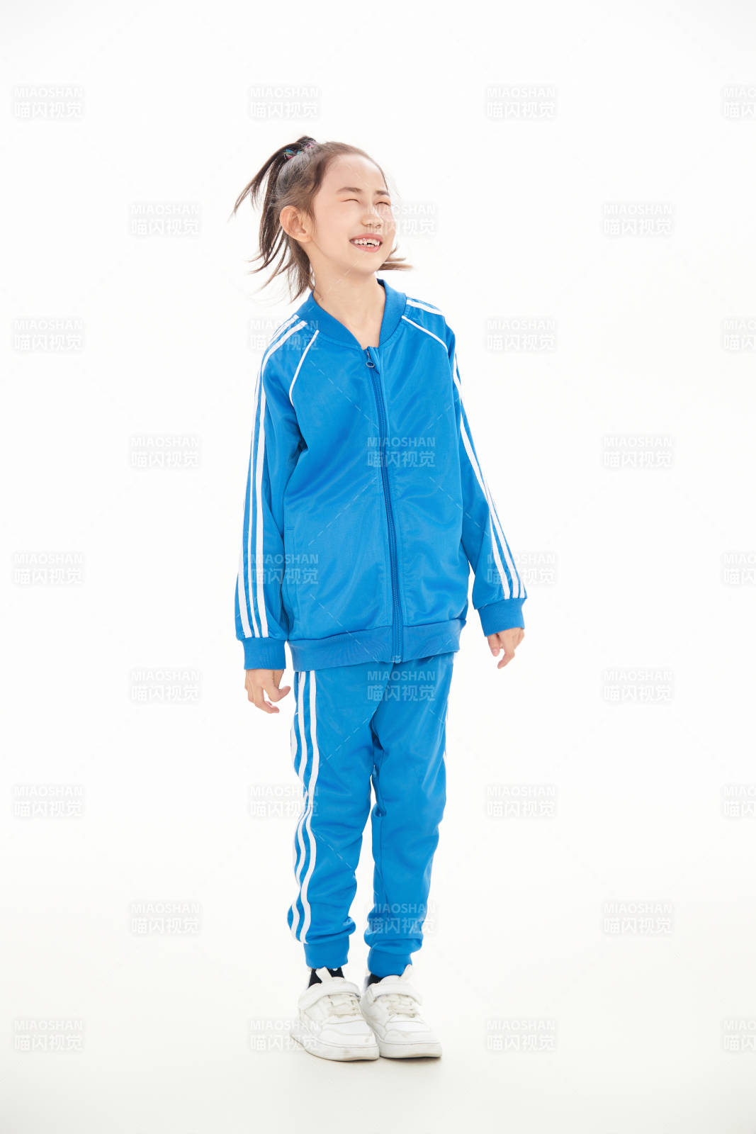 白色背景里的活泼可爱的中国小女孩,儿童,